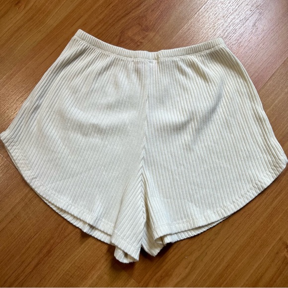 Lisa Says Gah Mia Shorts in Oat Milk - Picture 6 of 9